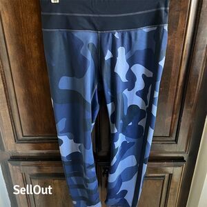 Athleta Women's Blue Camo Capri Leggings Size M Yoga Running Activewear